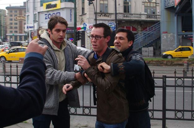 ABD askerinin başına çuval geçirdiler! 12 gözaltı ABD askerinin başına çuval geçirdiler! 12 gözaltı