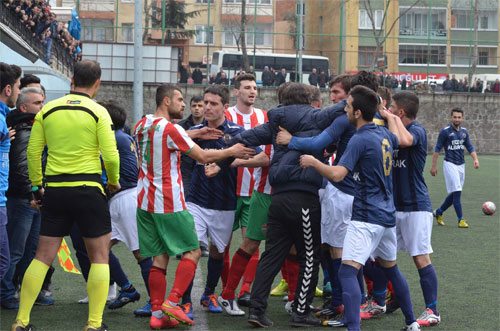 Maçta futbolcu arkadaşına vurdular diye hakeme saldırdı! Maçta futbolcu arkadaşına vurdular diye hakeme saldırdı!