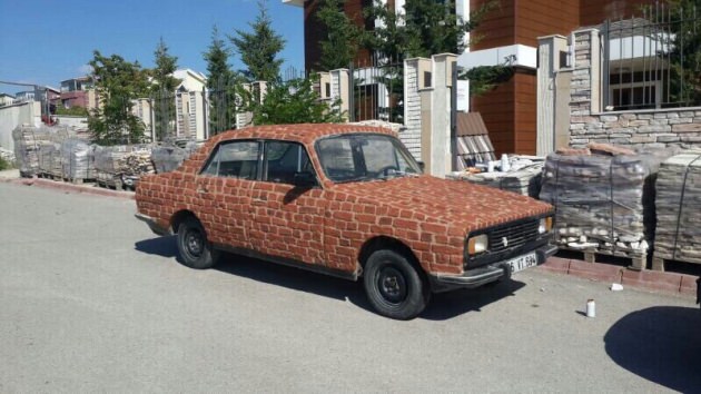 Dünyada tek! Tuğla kaplı Anadol Dünyada tek! Tuğla kaplı Anadol