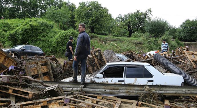 D-100 karayolu sel nedeniyle ulaşıma kapandı