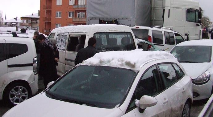 Kocaeli'nde zincirleme trafik kazası: 10 yaralı Kocaeli'nde zincirleme trafik kazası: 10 yaralı