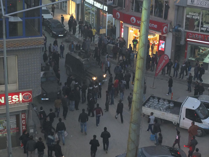 Hâkkari'de gözaltı sonrası ortalık karıştı Hâkkari'de gözaltı sonrası ortalık karıştı