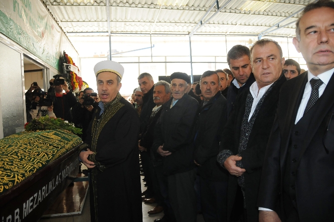 Hamza Hamzaoğlu'nun babası son yolculuğuna uğurlandı Hamza Hamzaoğlu'nun babası son yolculuğuna uğurlandı