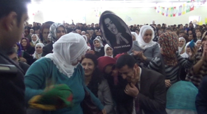 Demirtaş'ı gören telefonuna sarıldı Demirtaş'ı gören telefonuna sarıldı