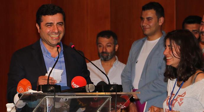 Demirtaş konuşurken TRT mikrofonu düşünce...