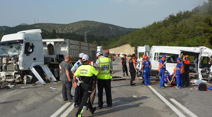 Cezaevi aracı TIR'la çarpıştı: 3 ölü, 6 yaralı
