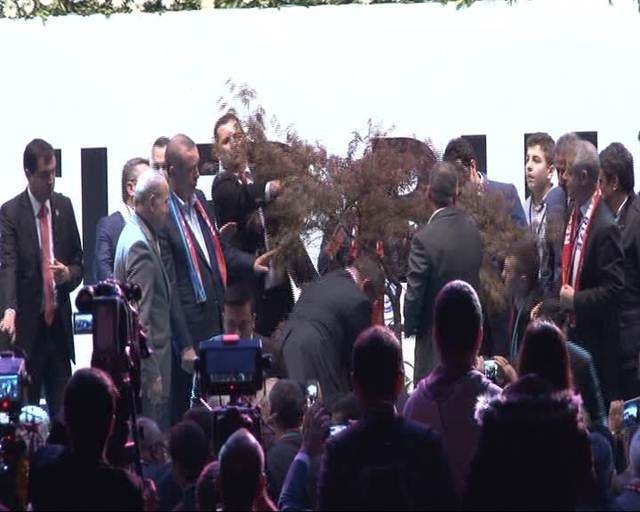 Bu kez Cumhurbaşkanı Erdoğan korumaları korudu Bu kez Cumhurbaşkanı Erdoğan korumaları korudu