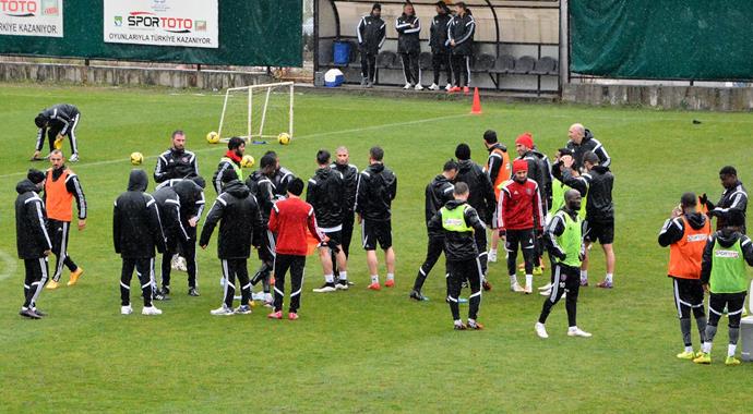Yılmaz Vural "Oyuncunun eşi ya da kız arkadaşı değilim" Yılmaz Vural "Oyuncunun eşi ya da kız arkadaşı değilim"