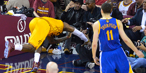 LeBron James'in kafası yarıldı