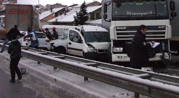 Kocaeli'nde zincirleme trafik kazası: 10 yaralı Kocaeli'nde zincirleme trafik kazası: 10 yaralı