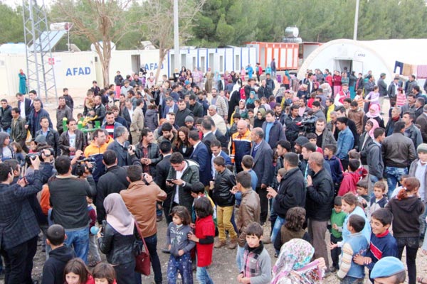 Hülya Avşar Kobanili kadınları ziyaret etti