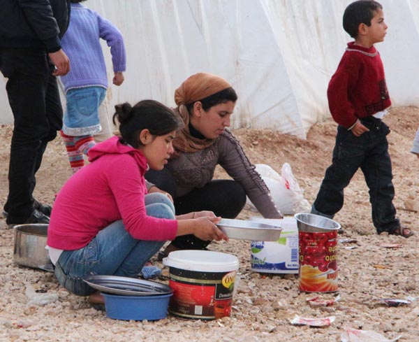 Hülya Avşar Kobanili kadınları ziyaret etti