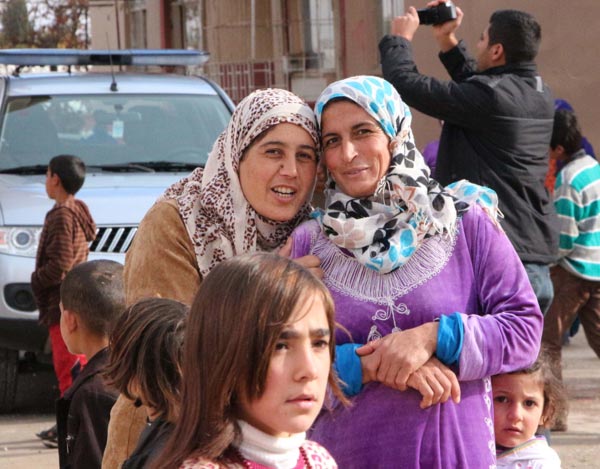 Hülya Avşar Kobanili kadınları ziyaret etti