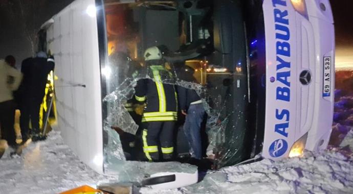 Konya'da yolcu otobüsü devrildi: 25 yaralı Konya'da yolcu otobüsü devrildi: 25 yaralı