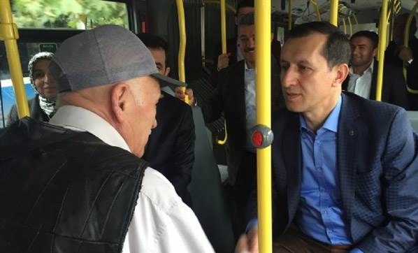 Eski Başbakan Yardımcısı belediye otobüsünde
