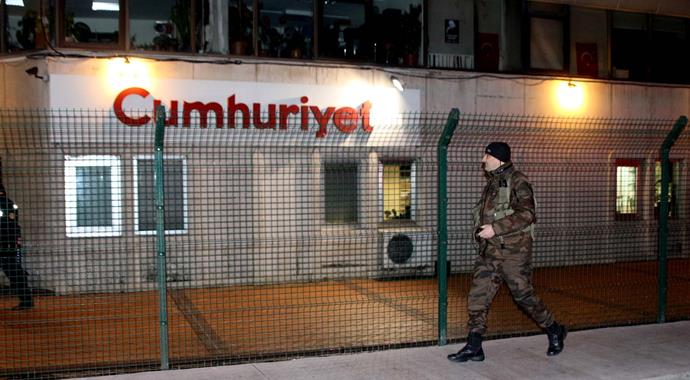 Cumhuriyet Gazetesi önünde Charlie Hebdo gerginliği! Cumhuriyet Gazetesi önünde Charlie Hebdo gerginliği!