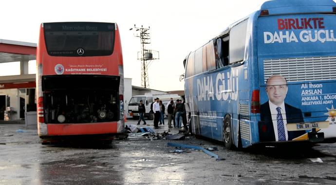 Seçim otobüsü dinlenme tesisine daldı: 3 yaralı Seçim otobüsü dinlenme tesisine daldı: 3 yaralı