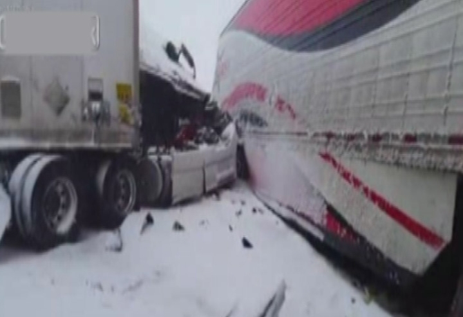 ABD'de facia, 70 araç birbirine girdi! ABD'de facia, 70 araç birbirine girdi!