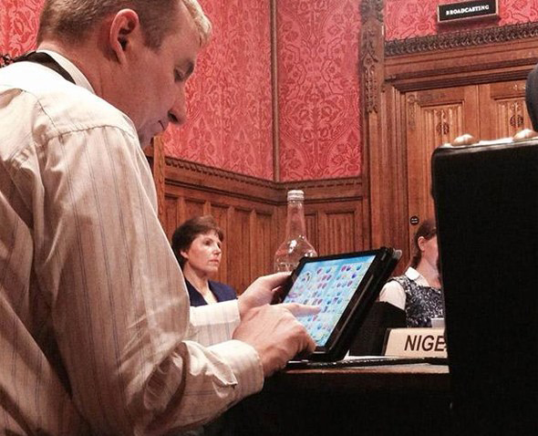 İngiltere Parlamentosu'nda Candy Crush keyfi İngiltere Parlamentosu'nda Candy Crush keyfi