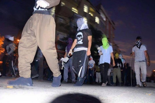 Gazi Mahallesi'nde silahlarla terörü kınama eylemi