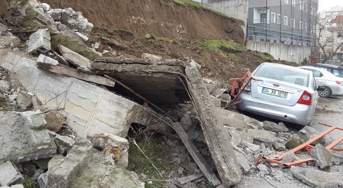 İstinat duvarı otomobilleri üzerine çöktü İstinat duvarı otomobilleri üzerine çöktü