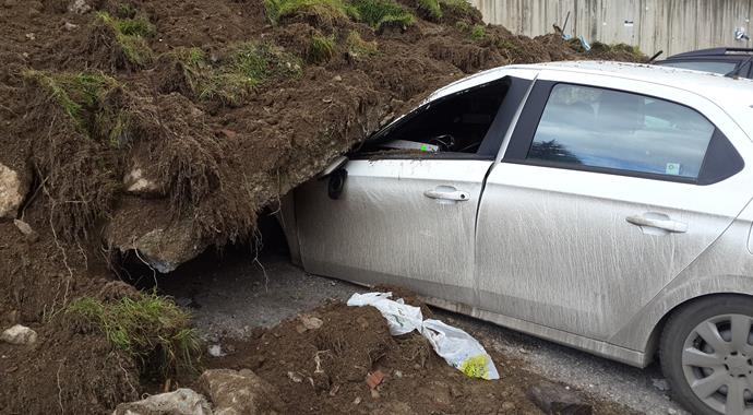 İstinat duvarı otomobilleri üzerine çöktü İstinat duvarı otomobilleri üzerine çöktü