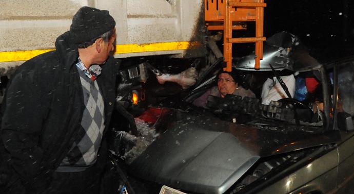 Çanakkale'de feci kaza: 3 yaralı Çanakkale'de feci kaza: 3 yaralı