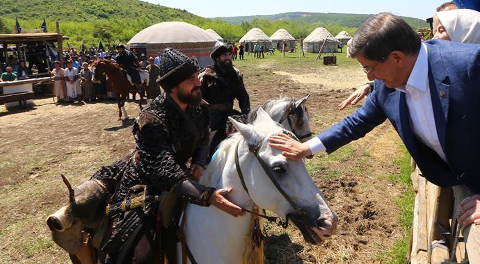 Davutoğlu Diriliş'in setinde bakın ne yaptı? Davutoğlu Diriliş'in setinde bakın ne yaptı?