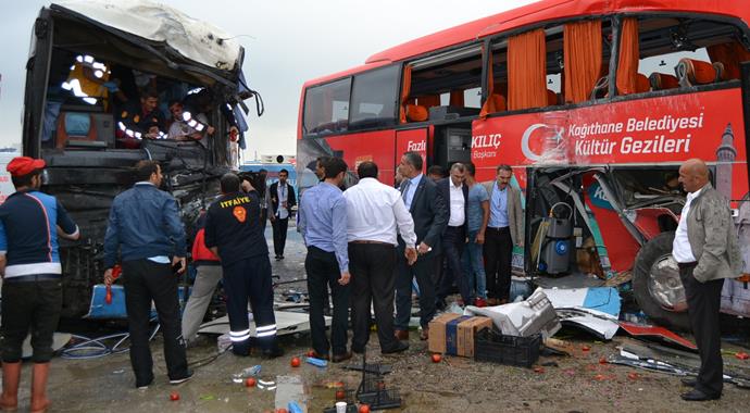 Seçim otobüsü dinlenme tesisine daldı: 3 yaralı Seçim otobüsü dinlenme tesisine daldı: 3 yaralı