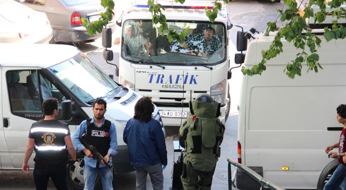 Beyoğlu'nda şüpheli araçtan uzun namlulu silah ve pompalı tüfek çıktı