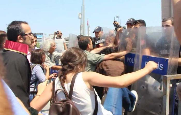 DHKP-C'nin avukatı, şehidi savunan vatandaşı böyle tekmeledi DHKP-C'nin avukatı, şehidi savunan vatandaşı böyle tekmeledi