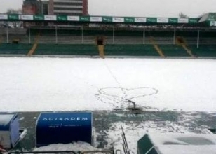 Bursa Atatürk Stadı'nda 12 cm'lik kar Bursa Atatürk Stadı'nda 12 cm'lik kar