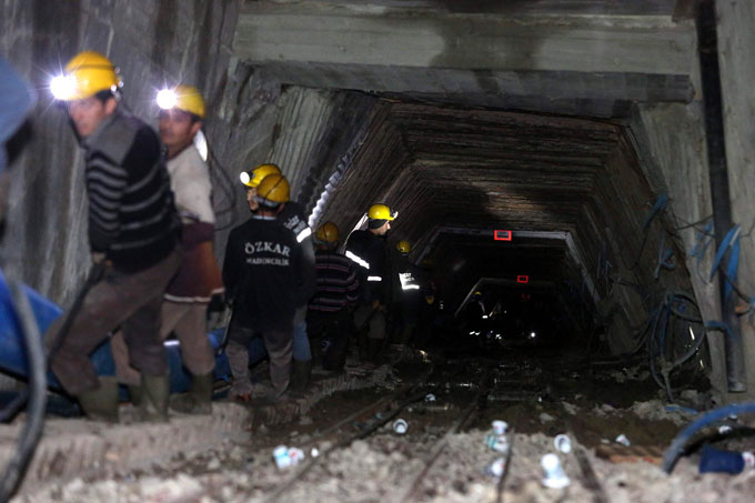 Madenden çıkan işçiler olay anını anlattı Madenden çıkan işçiler olay anını anlattı