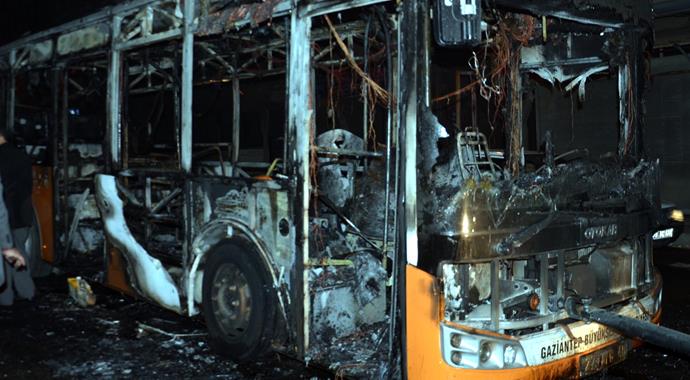 Gaziantep'te içi yolcu dolu otobüsü ateşe verdiler