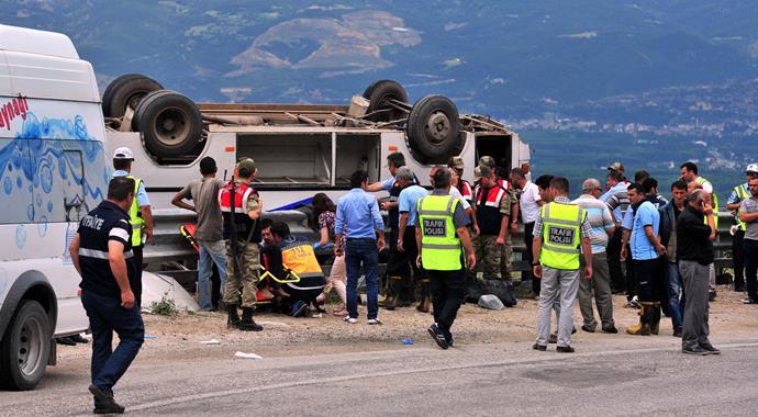 Tokat'ta midibüs devrildi: 20 yaralı