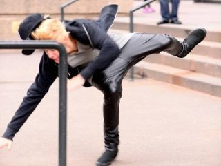 Justin Bieber kaykay yaparken düştü Justin Bieber kaykay yaparken düştü