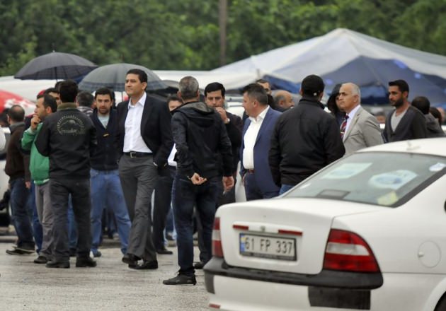 Ford'un Genel Müdürü eylemdeki işçilerle görüştü Ford'un Genel Müdürü eylemdeki işçilerle görüştü