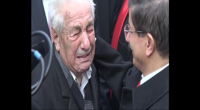 Başbakan'ı görünce hüngür hüngür ağladı Başbakan'ı görünce hüngür hüngür ağladı