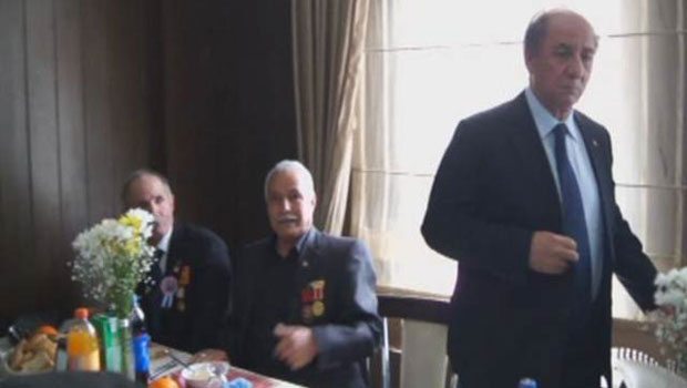 Vali ile şehit babası arasında gerginlik Vali ile şehit babası arasında gerginlik