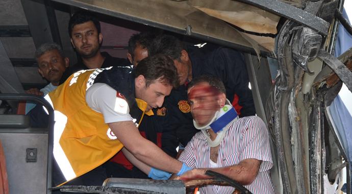 Seçim otobüsü dinlenme tesisine daldı: 3 yaralı Seçim otobüsü dinlenme tesisine daldı: 3 yaralı