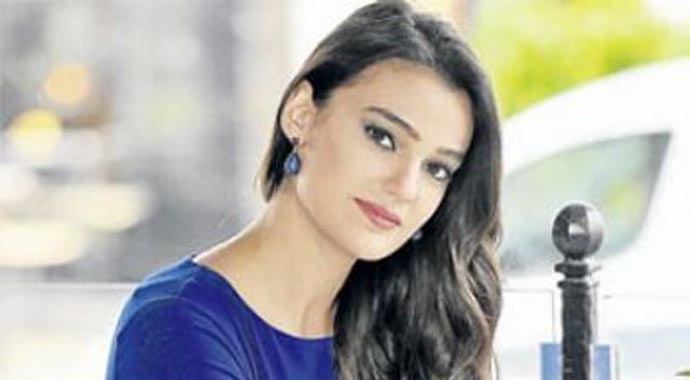 Ünlü manken Erdoğan'a hakaretten adliyede Ünlü manken Erdoğan'a hakaretten adliyede