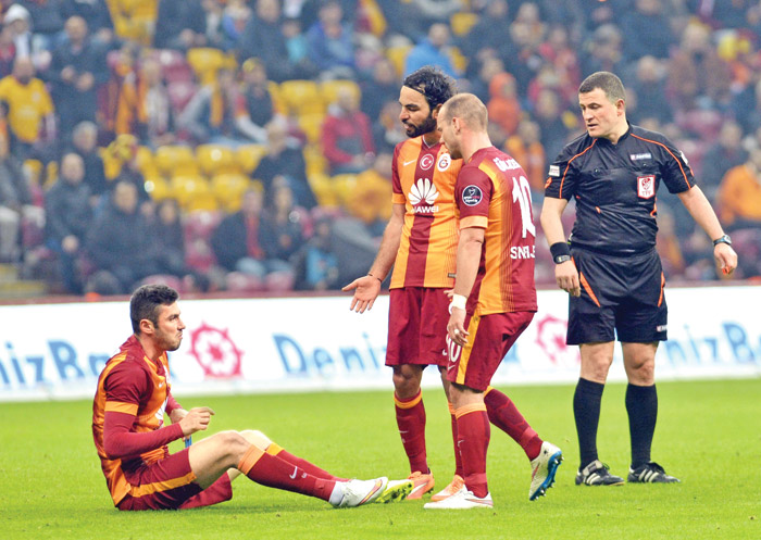 Ç.Rize maçında yeniden sakatlanan Burak Yılmaz yürek burktu Ç.Rize maçında yeniden sakatlanan Burak Yılmaz yürek burktu