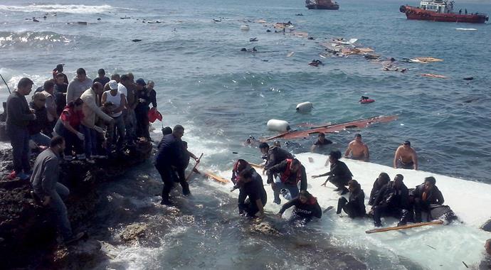 Rodos'ta kaçak teknesi battı, 148 kişi kurtarıldı Rodos'ta kaçak teknesi battı, 148 kişi kurtarıldı