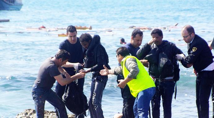 Rodos'ta kaçak teknesi battı, 148 kişi kurtarıldı Rodos'ta kaçak teknesi battı, 148 kişi kurtarıldı