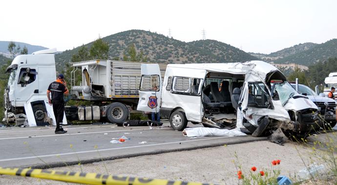 Cezaevi aracı TIR'la çarpıştı: 3 ölü, 6 yaralı