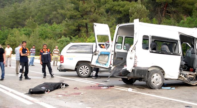 Cezaevi aracı TIR'la çarpıştı: 3 ölü, 6 yaralı