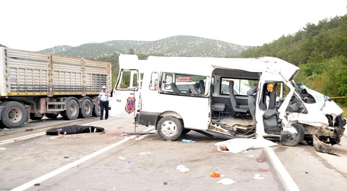 Cezaevi aracı TIR'la çarpıştı: 3 ölü, 6 yaralı