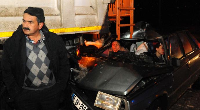 Çanakkale'de feci kaza: 3 yaralı Çanakkale'de feci kaza: 3 yaralı