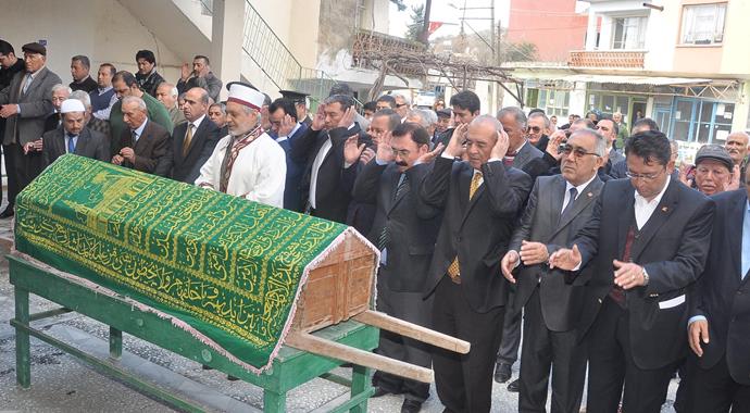 Yaşar Kemal gözyaşları içinde son yolculuğuna uğurlanıyor Yaşar Kemal gözyaşları içinde son yolculuğuna uğurlanıyor