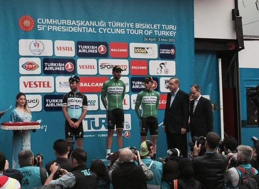 Bisikletçi podyumu terk edince ortalık karıştı